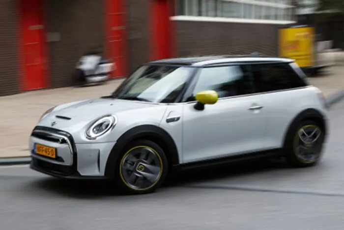 Mini Cooper tem desconto de até R$ 58 mil 1 mini cooper by divulgacao editada