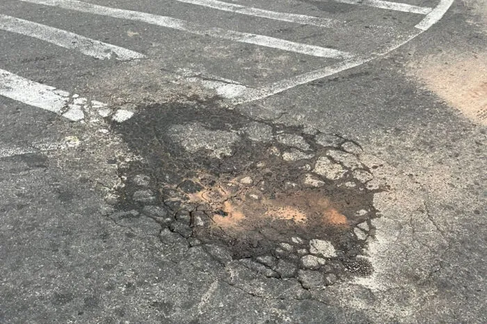 Buraco perto de faixa de pedestres gera problemas 1 buraco vu 1