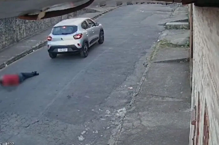 Carro atropela e mata idoso que se desequilibrou e caiu na rua 1 idoso atropelado