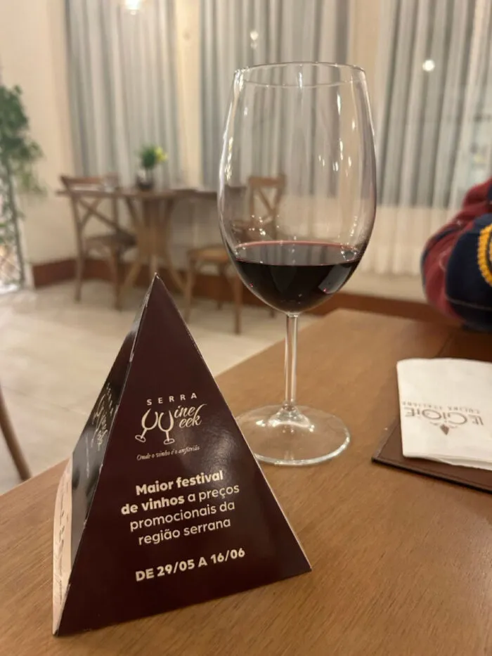 Serra Wine Week: festival de vinhos da Região Serrana do Rio deve aumentar em até 40% movimento dos restaurantes 1 Taça de vinhos na mesa
