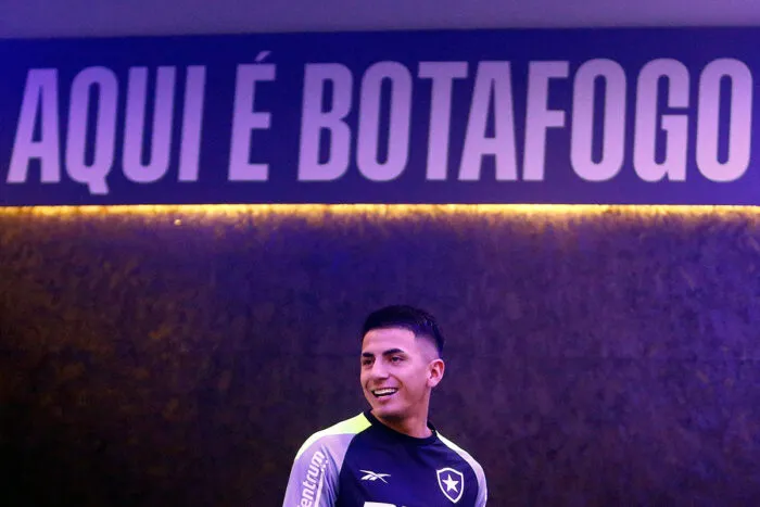 Botafogo apresenta o meia argentino Thiago Almada 1 thiago almada by vitor silva botafogo