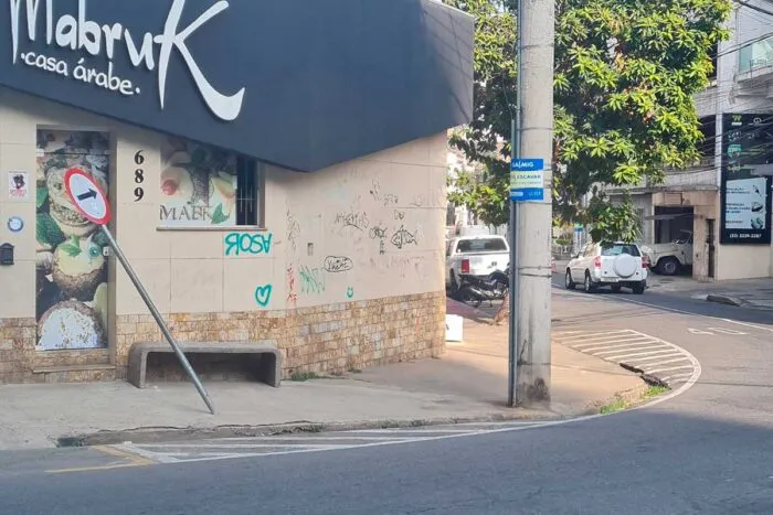Placa derrubada cria riscos para o trânsito no São Mateus 1 Placa derrubada cria riscos 1