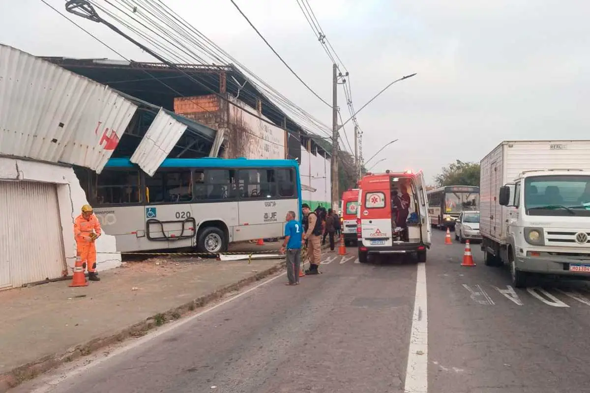 acidente-ônibus-muro-partido-alto-dom-pedro-foto-bombeiros-5