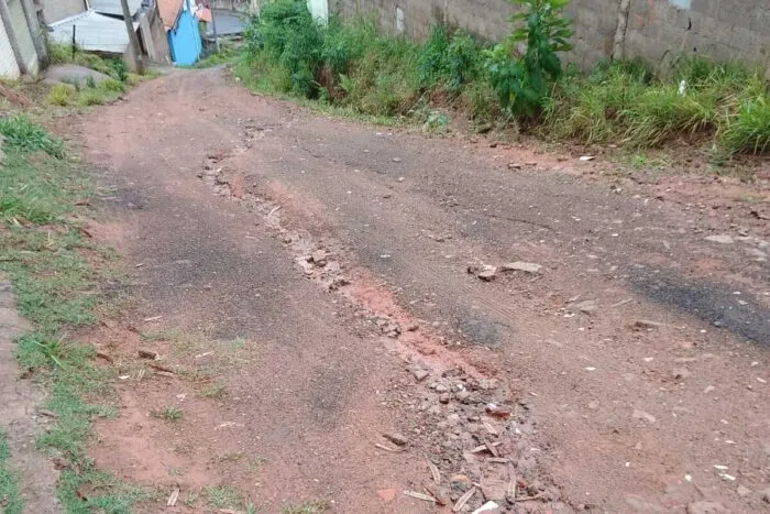 Moradores cobram melhorias na Rua Antônio Leocádio Guedes 1 Descaso no Bairro Sao Sebastiao compromete seguranca de moradores da regiao