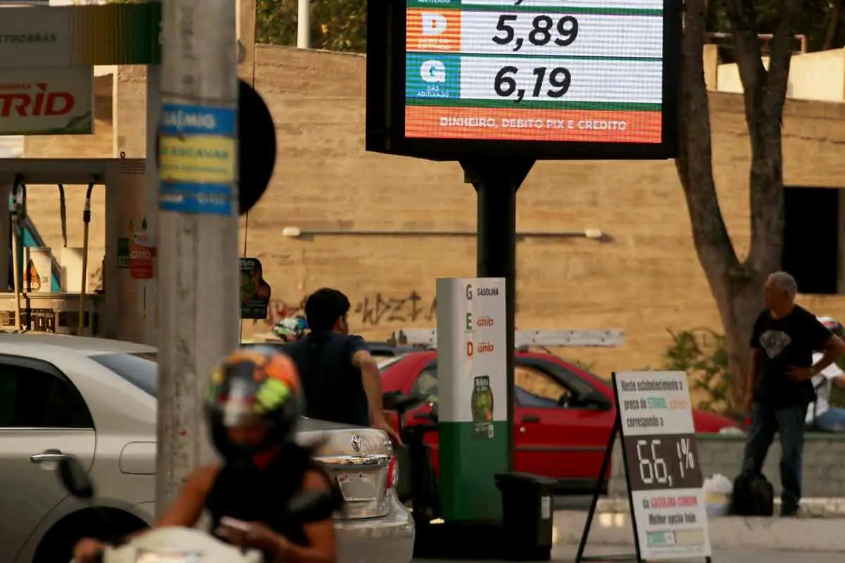 Gasolina pode ser encontrada por até R$ 6,64 em Juiz de Fora, segundo Procon 1 Posto de combustíveis preço gasolina