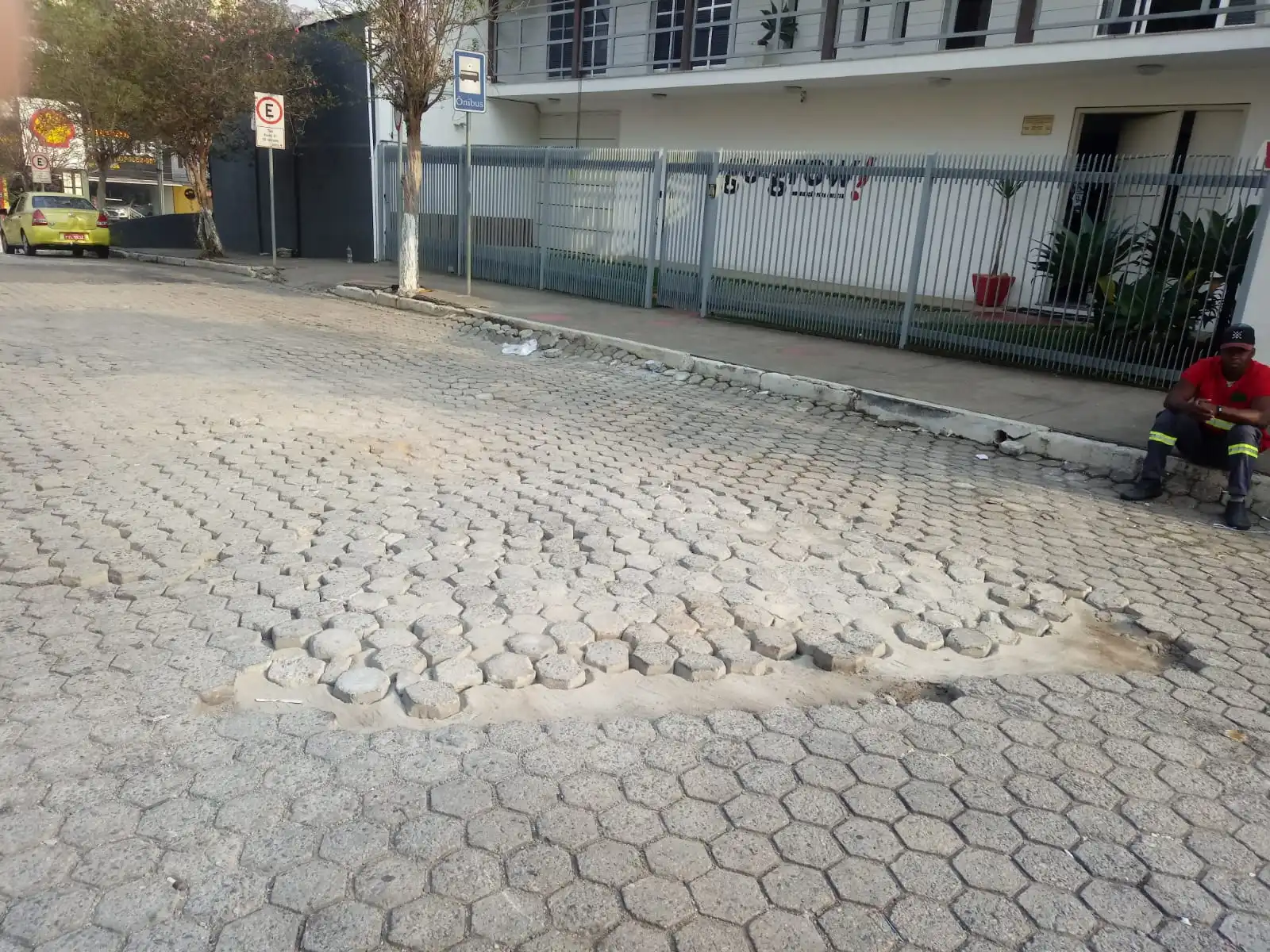 Calçamento danificado causa problemas no Bairro Quintas das Avenidas 1 Rua VU