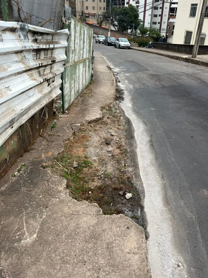 Calçada quebrada atrapalha pedestres na Zona Sul 1 WhatsApp Image 2024 09 03 at 08.23.48