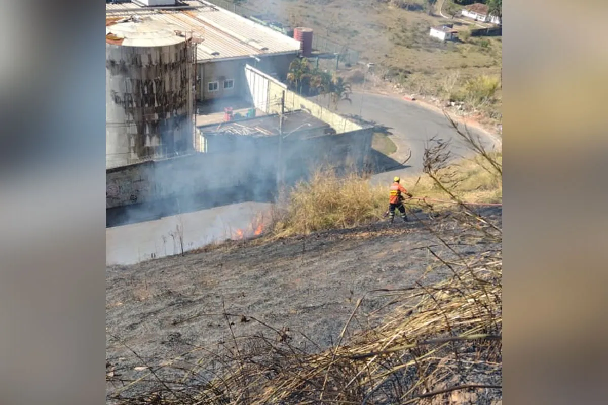 Fogo atinge vegetação no bairro Cruzeiro