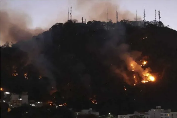 Voto e cidadania: Em Meio Ambiente, despoluição do Paraibuna, ilhas de calor e incêndios são problemas urgentes para próximo mandato 5 queimada no Morro do Cristo