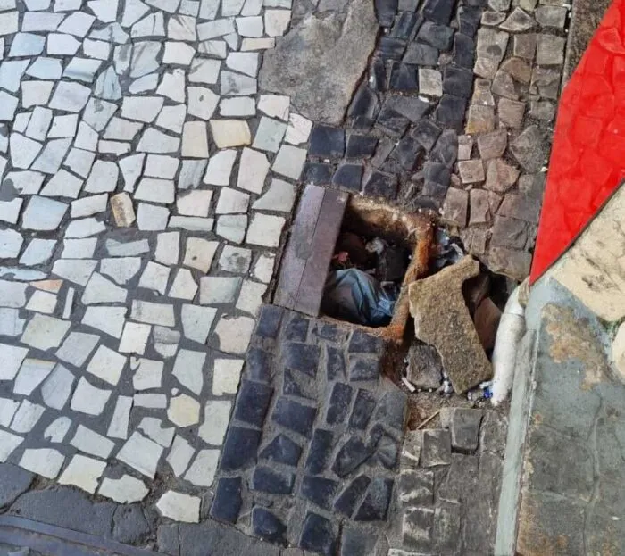 Buraco na calcada gera riscos em avenida movimentada 1