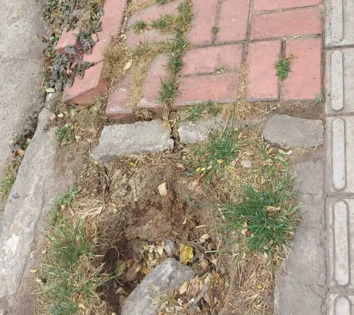 Calçada quebrada indica risco para pedestres no Centro 1 Calcada quebrada indica risco para pedestres no Centro