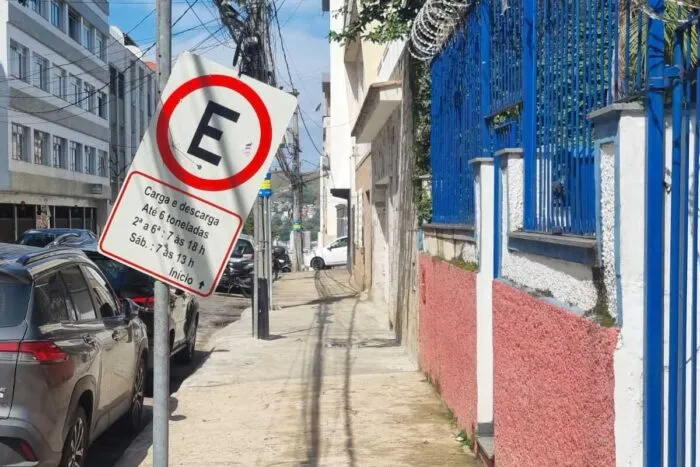 Placa irregular no Centro cria risco para motoristas