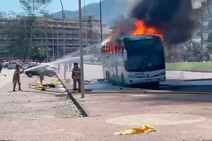 onibus incendiado by reproducao editada