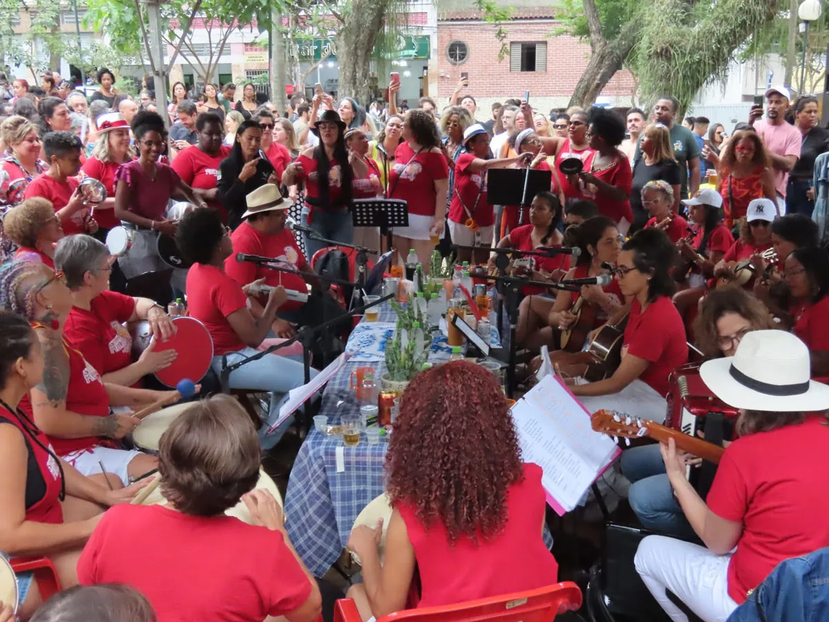 Mulheres na roda do samba em Juiz de Fora 