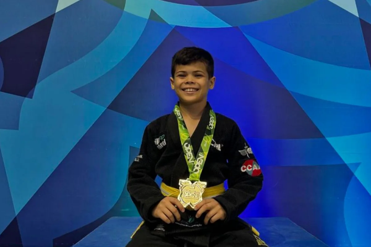 Theo Garcia, criado em Leopoldina, comemora medalha de ouro em campeonato de Jiu-Jitsu