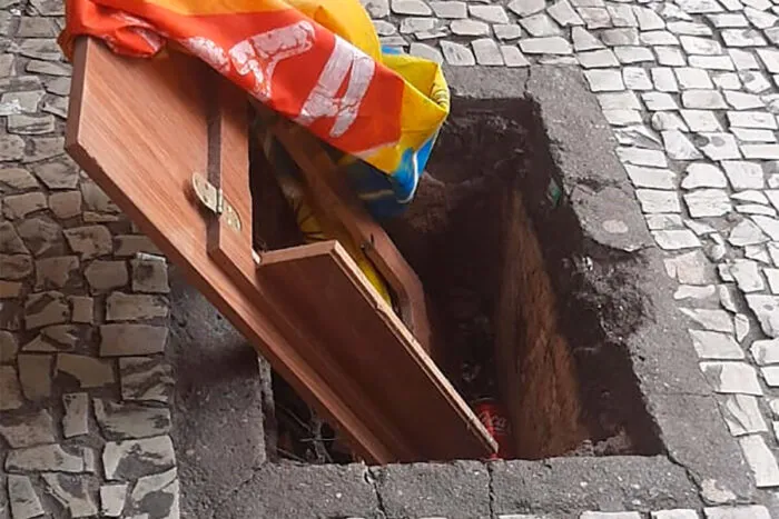 Buraco na calçada da Batista representa perigo para pedestres 1 VU GETULIO