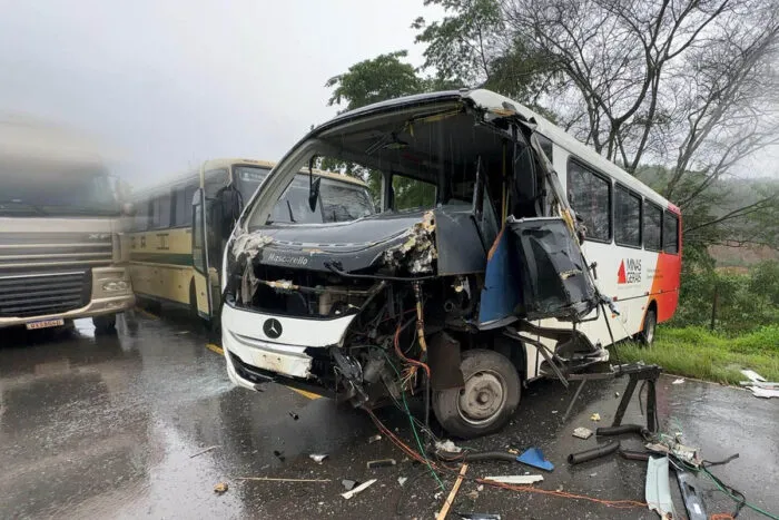 Acidente entre carreta e ônibus deixa dois feridos 1 Acidente entre carreta e ônibus na MGC-120 deixa dois feridos