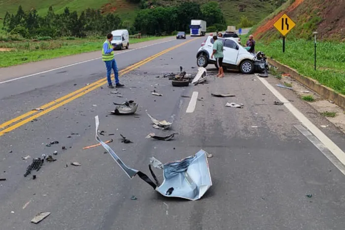 Mulher morre após colisão frontal entre carro e caminhão na BR-116