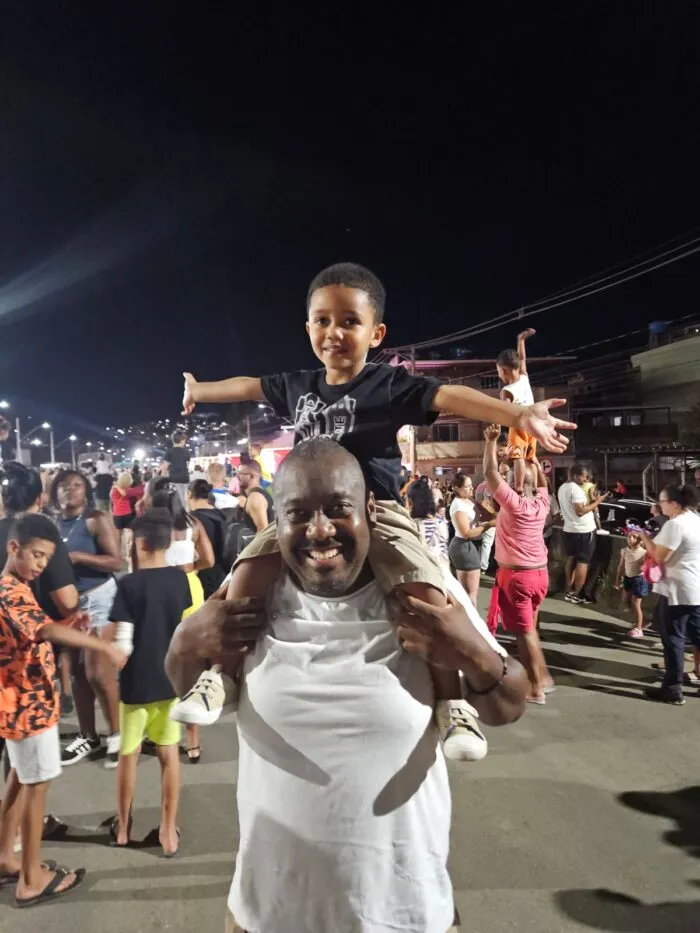 pai e filho prestigiam caravana da coca cola Pedro Moyses