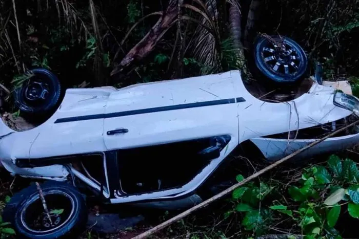 Motorista perde o controle do carro e cai em barranco na MG 353