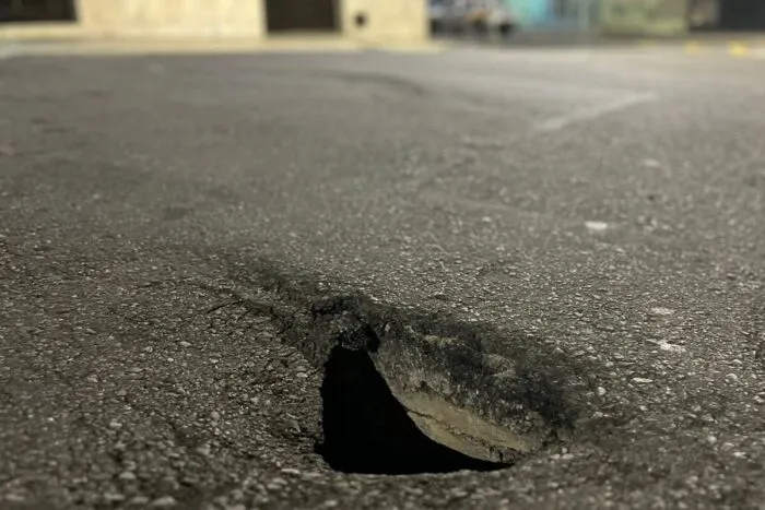 Buraco na Rua Tavares Bastos representa risco para motoristas e pedestres 1 VU SAO MATEUS