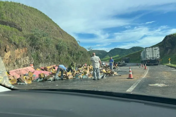 Trânsito opera em meia pista após tombamento de carreta na BR-040 1 WhatsApp Image 2024 12 16 at 7.41.22 AM
