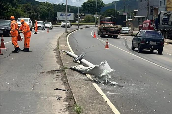 Carro colide com poste na Avenida JK 1 Carro colide com poste na Avenida JK