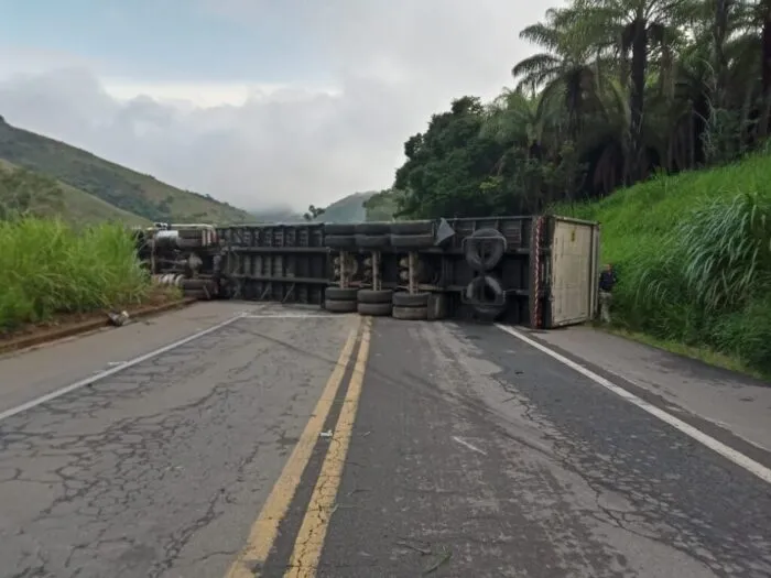 Trânsito na BR-267 é liberado após retirda de carreta 1 transito liberado