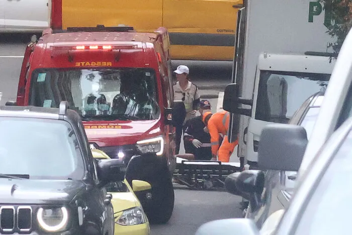 Mulher salta de carro em movimento no Centro