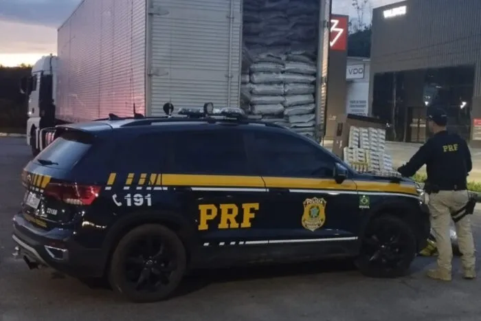 PRF apreende R$ 5 milhões em cigarros de fabricação proibida em cidades de Minas 1 prf
