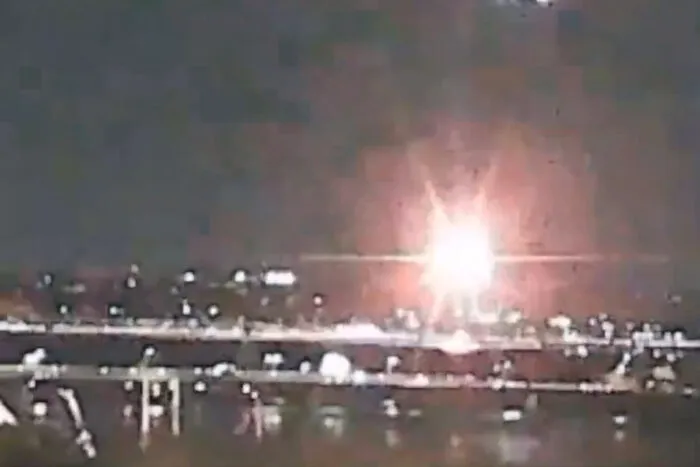 VÍDEO: Avião da American Airlines com 64 pessoas colide com helicóptero com 3 soldados do Exército nos EUA 1 aviao colide com helicoptero eua reproducao redes sociais