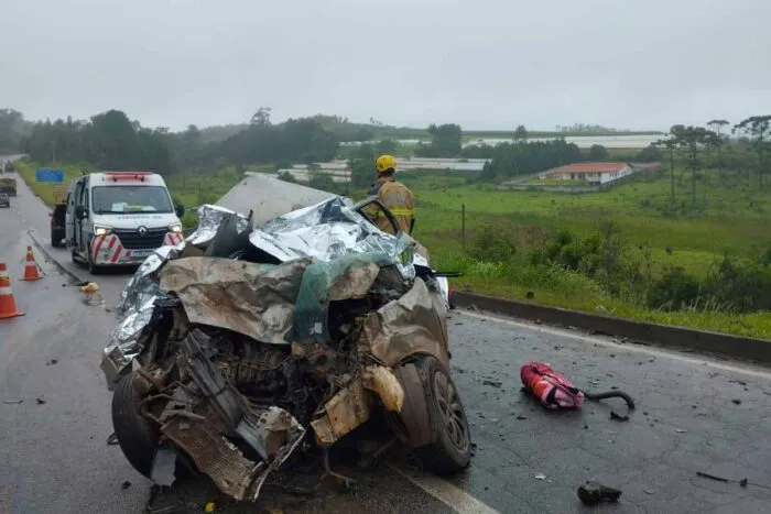 Cinco ocupantes de um carro morrem em acidente na BR-040; criança é uma das vítimas 1 br 040 acidente carandai foto bombeiros 4