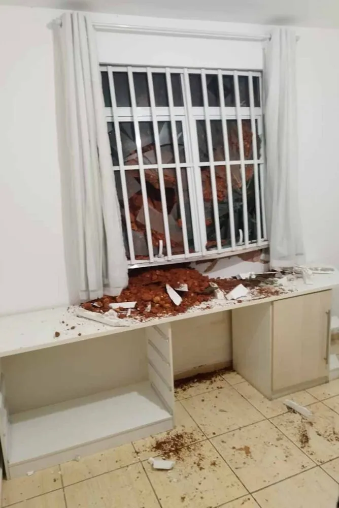 Deslizamento interdita apartamentos no Granbery e desaloja 6 pessoas 2 deslizamento talude granbery foto bombeiros 1
