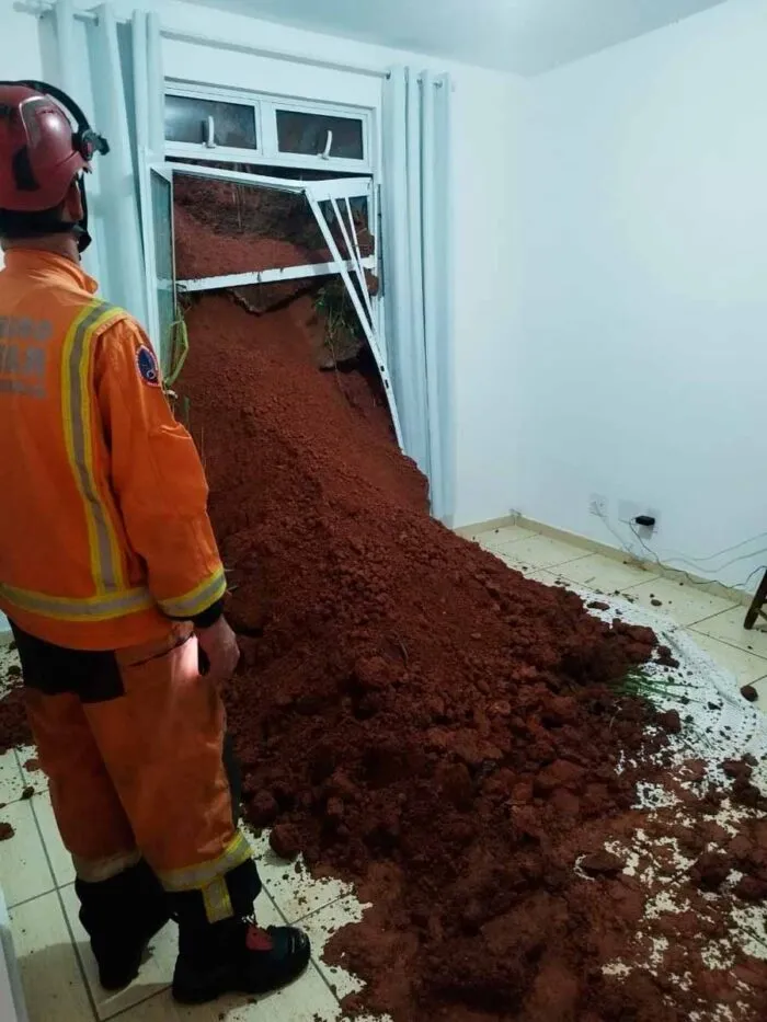 Deslizamento interdita apartamentos no Granbery e desaloja 6 pessoas 1 deslizamento talude granbery foto bombeiros 2