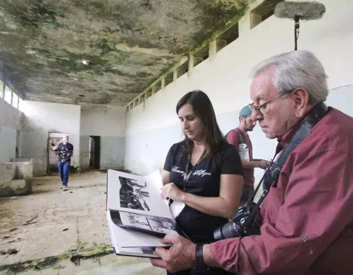 Luiz Alfredo, fotojornalista que denunciou através de imagens o horror do Hospital Colônia, morre aos 90 anos 1 fotojornalista luiz alfredo e daniela arbex