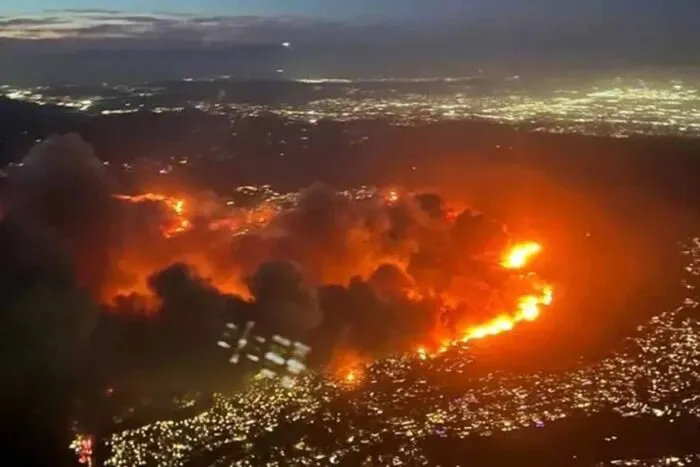 Duas pessoas morrem e mais de 80 mil são desabrigadas após incêndios florestais nos EUA 1 incendios los angeles Reproducao Redes Sociais Perfil Brasil