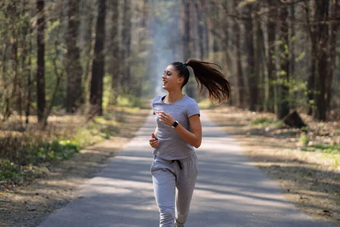 Veja 8 práticas para ter mais saúde e bem-estar em 2025 1 mulher correndo by freepik