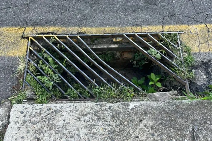 Bueiro com grade danificada pode prejudicar escoamento de água e causar acidentes na Zona Sul 1 vu estrela sul