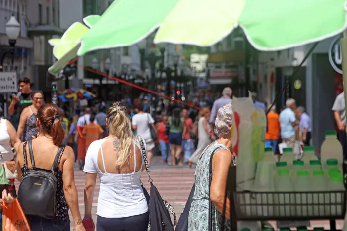 Juiz de Fora deve ter semana de tempo quente e seco 1 Calor não dá trégua em Juiz de Fora: confira previsões do final de semana