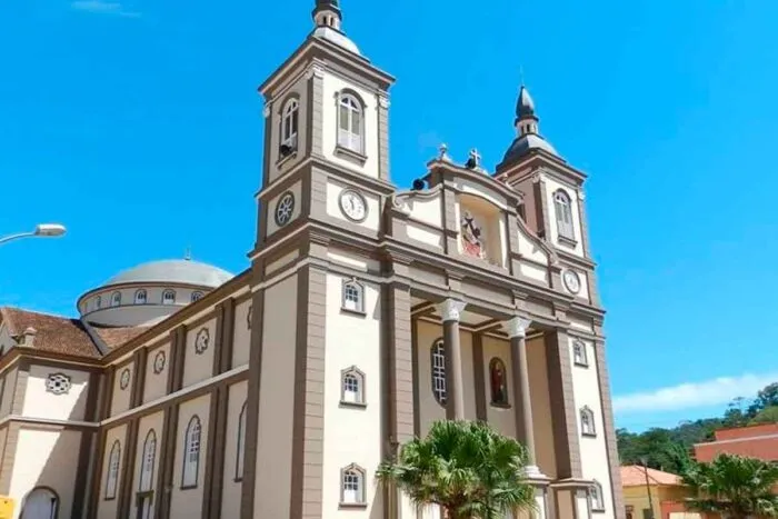 Ação judicial pede ‘silêncio’ de relógio centenário de igreja na Zona da Mata 1 rio espera igreja relogio foto arquidiocese de mariana