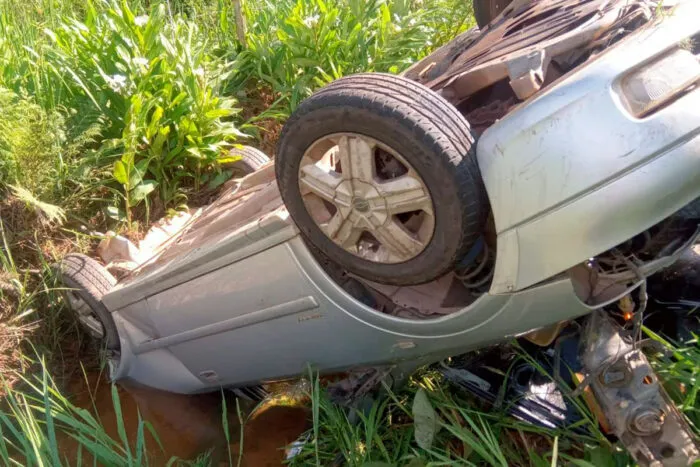 Veículo em alta velocidade capota e passageiros são encontrados com drogas na MG-457 1 veículo capota mg-457