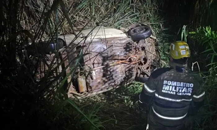 Veículo cai em talude e motorista é encontrado morto em Santos Dumont 1 Veiculo cai de talude e motorista e encontrado morto em Santos Dumont Corpo de Bombeiros