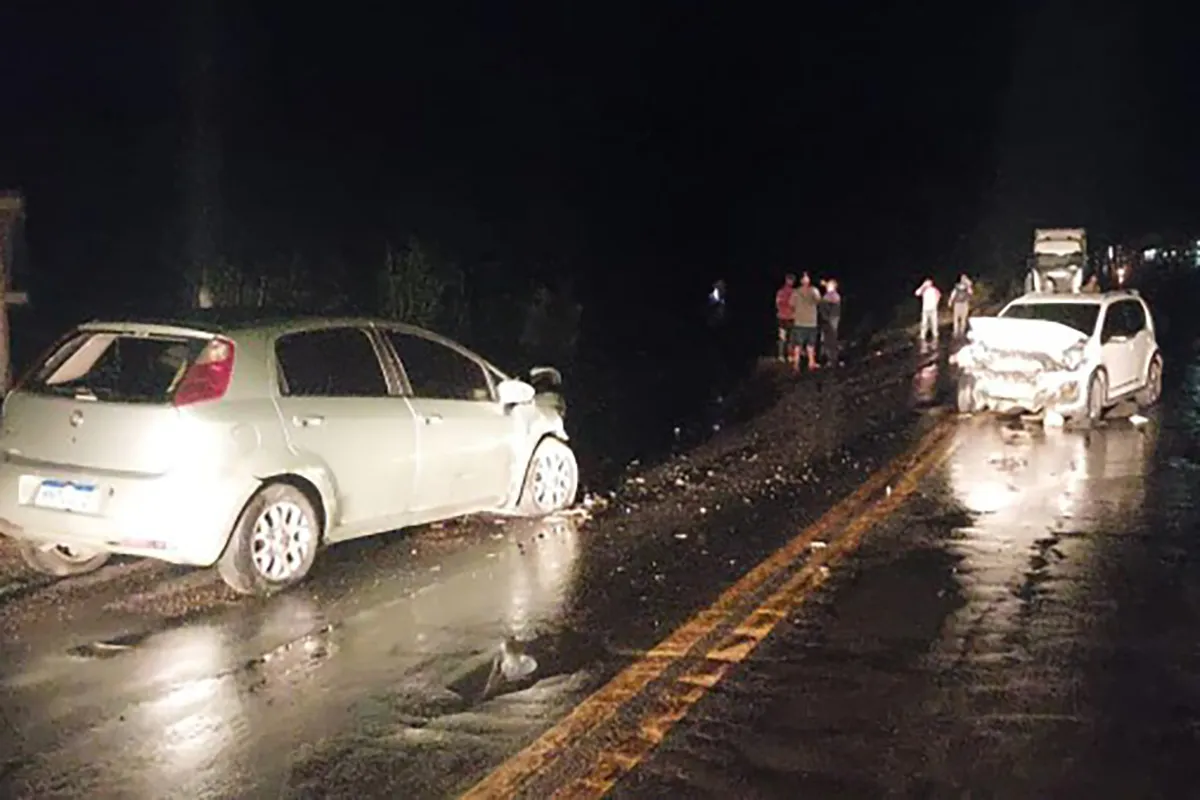 Carros colidem de frente na BR-265 1 Dois carros colidiram de frente na BR-265