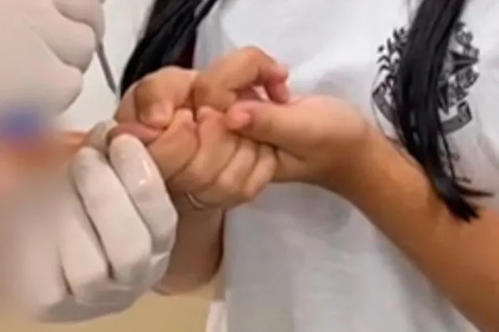Professor é demitido após usar mesma agulha para testar tipo sanguíneo de 45 estudantes 1 agulha professor 45 alunos foto reproducao