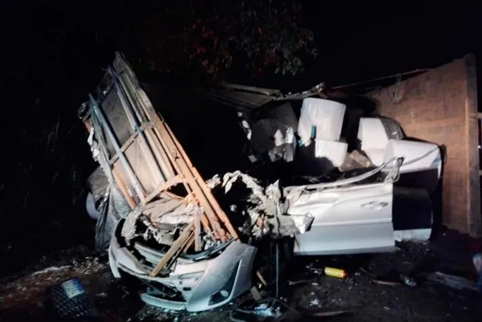 Trecho da BR-267 tem dois acidentes em menos de quatro horas com nove pessoas feridas e uma morte 3 br 267 colisao carro e caminhao foto bombeiros