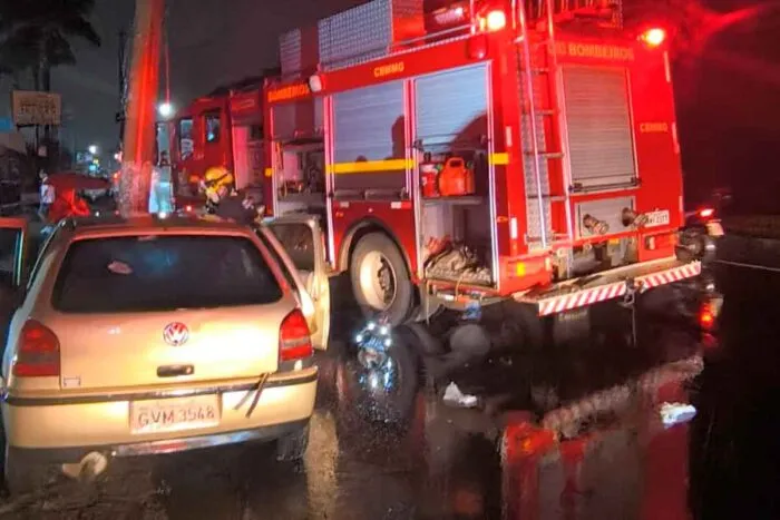 Três jovens ficam feridos após carro colidir com poste na Avenida Brasil 1 colisao poste bombeiros