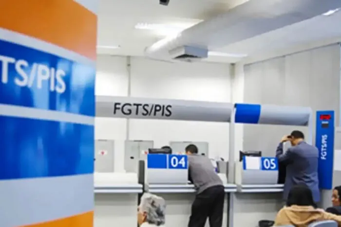 Plataforma permite que 10 milhões de trabalhadores e herdeiros retirem saldo de antigo Fundo PIS/Pasep 3 trabalhadores