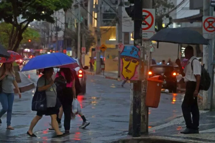 Previsão do tempo: Juiz de Fora segue em alerta após mais de 100 mm de chuva em 24 horas 2 Semana começa com alerta de chuvas intensas em Juiz de Fora