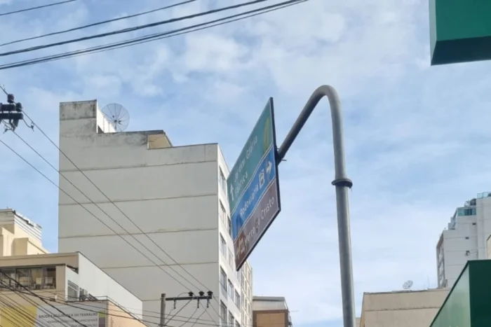 Placa torta gera confusão na Rua Santo Antônio 1 Foto Leo