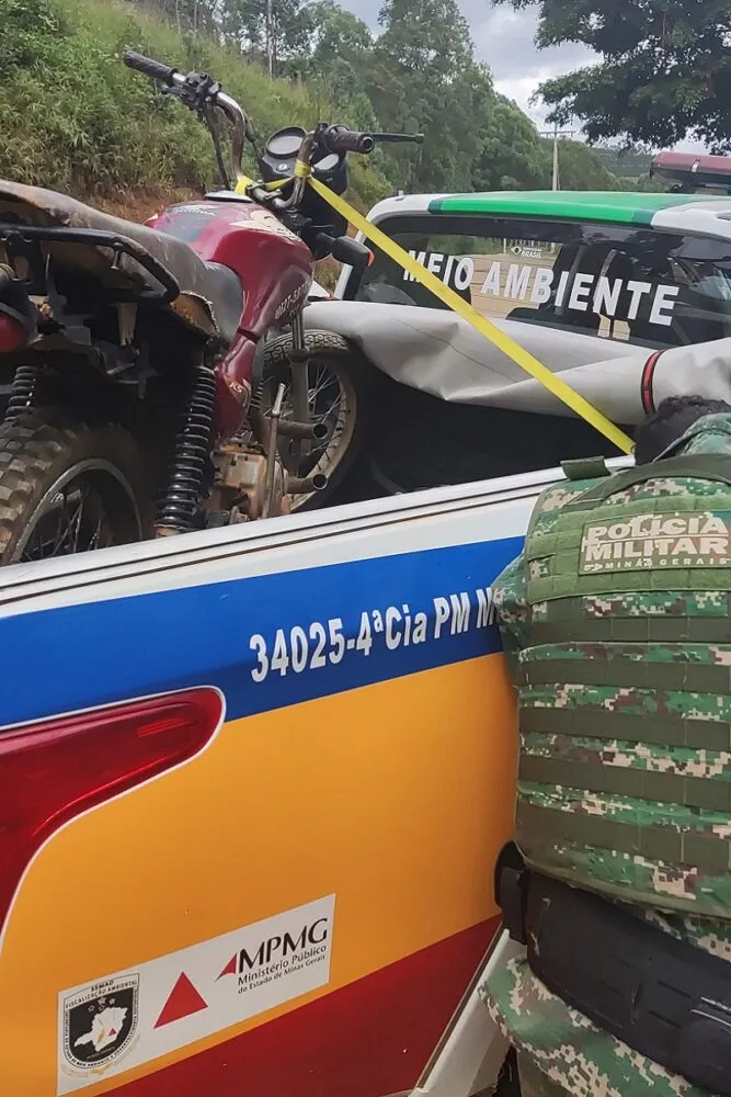 Polícia prende jovem por condução de motocicleta sem identificação 1 Motocicleta sem identificação é apreendida na zona rural de Araponga